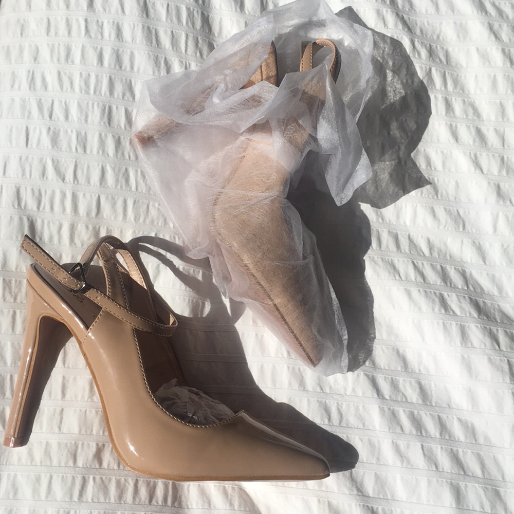 🔥NWT Nude Pointy Pumps!🔥